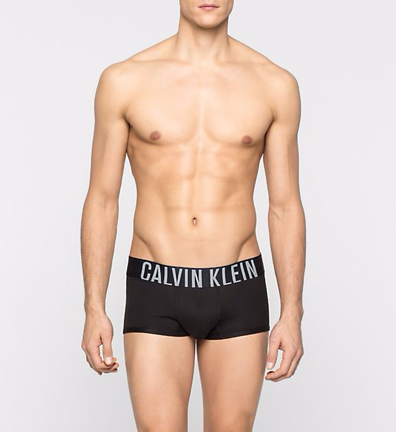 Naprostá klasika v pánském spodním prádle od značky Calvin Klein jsou černé boxerky s černou gumou