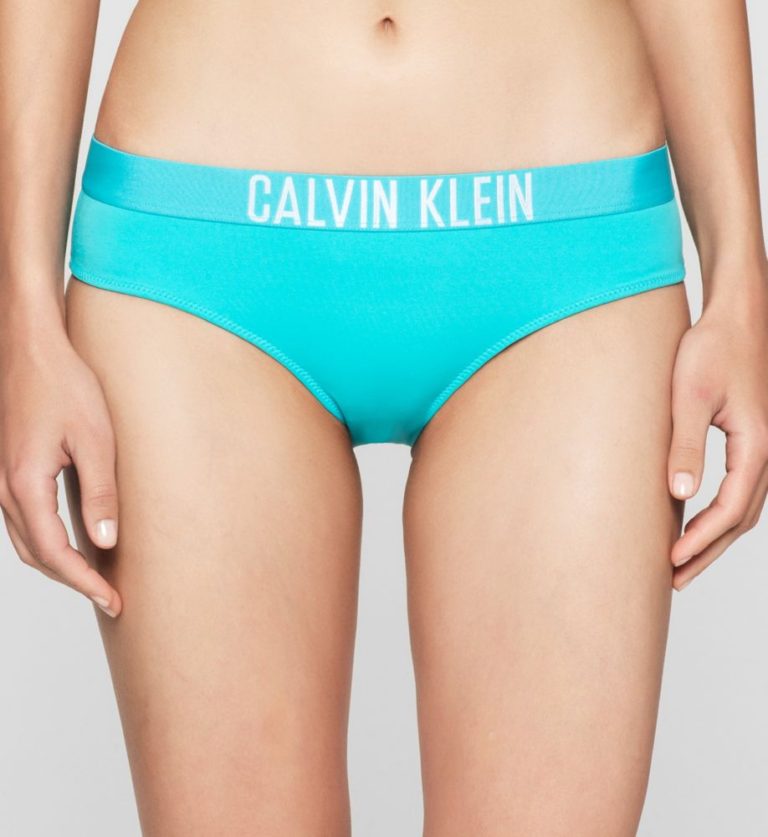 Buďte šmrncovní i na pláži s plavkami Calvin Klein